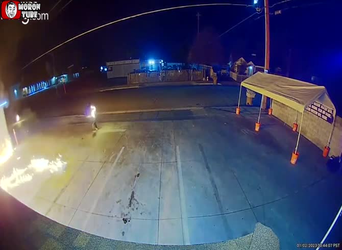 Video :By burning a structure, two arsonists set themselves on fire